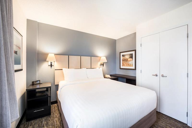 SIM_Arlington_GuestRooms_Suite_Bedroom - 4F433896-FE5E-4626-8EBEF7FB2872F261