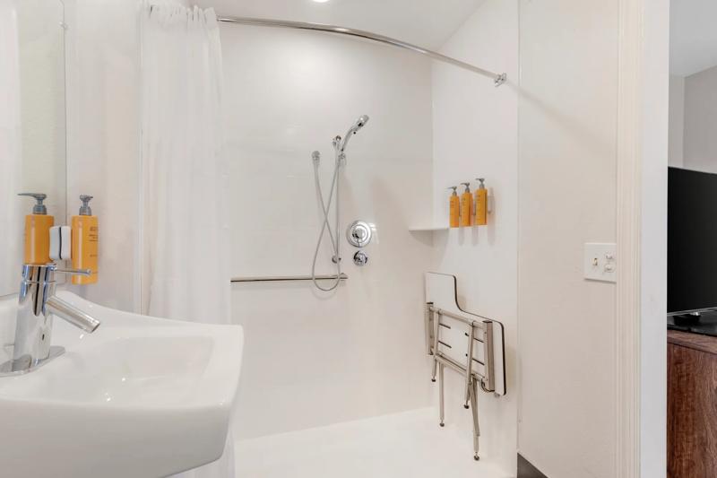 SES_DullesAirport_Two-Bedroom-Two-Queen-Roll-In-Shower-3 - 4F5F5349-4634-4B45-94F31C1178F23228