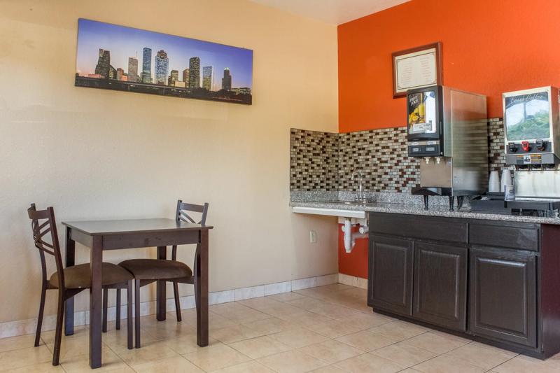 ABVI_BaytownTX_Dining_Breakfast Area_Seating - 4FB3792E-FE80-4468-815201E24D071132