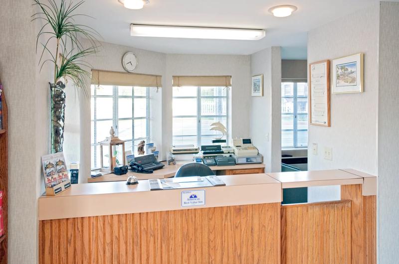 ABVI_SanClementeBeachCA_Lobby_Front Desk - 502F4F83-845C-46E2-AD39895A4707AD4C