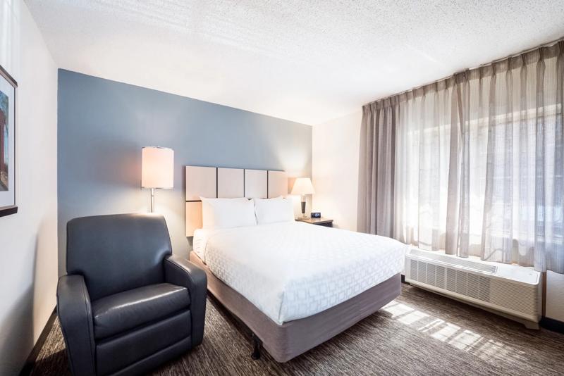 SIM_DallasLasColinas_GuestRooms_Suite_Bedroom - 50FACF19-C313-46A8-A19E7F0201AE7AD7