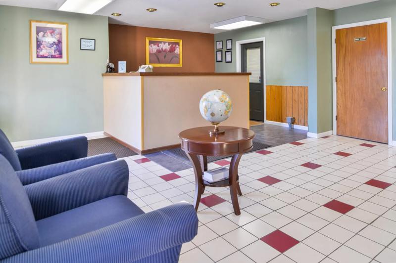 ABVI_DecaturIN_Lobby_Front Desk.jpg - 51E325B1-B90F-455A-91C112DDFDF3F95D