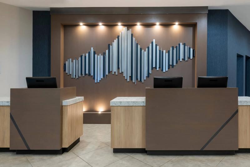 SHR_GrandRapids_Lobby_FrontDeskReception - 52440771-CBC3-450F-843B4BDE1EB5D195