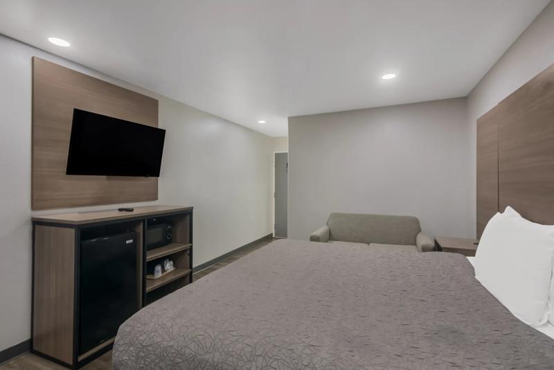 ABVI_LakeCharlesExit5LA_GuestRooms_Executive King_Room - 525C28D5-9B8E-47C2-BA691770D236A616