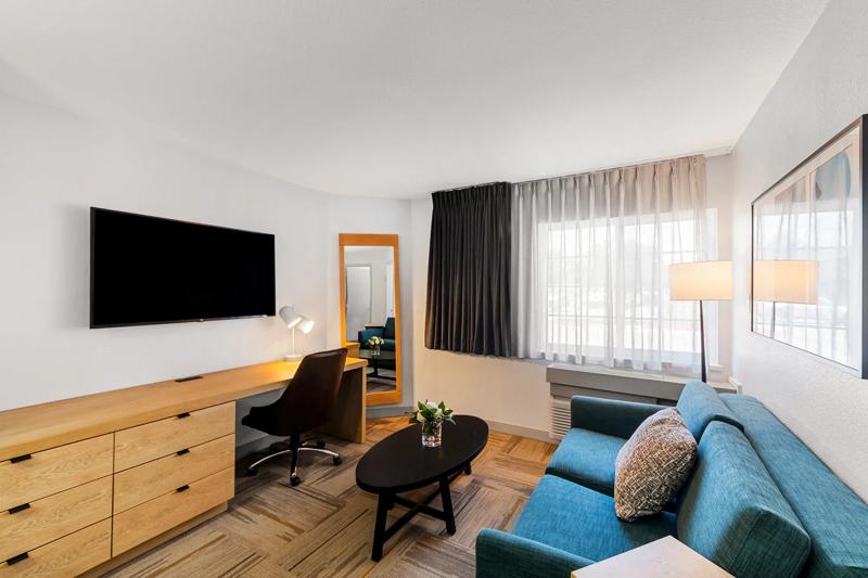SIM_AustinSouth_GuestRooms_Suite_Seating - 52C3C529-DCC6-47F9-90B5D8651DEE64C0