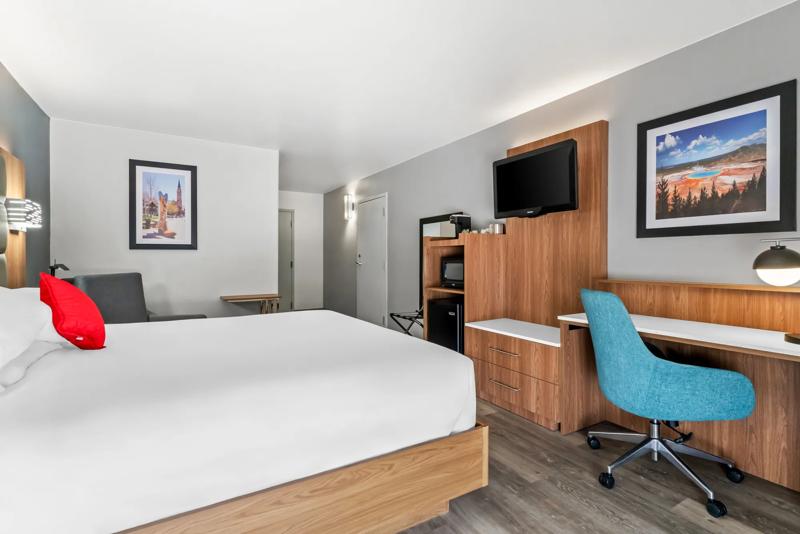 RLH_Cheyenne_Queen Room - Desk - 538CDB22-8F24-4958-953DE27A7E7D8308