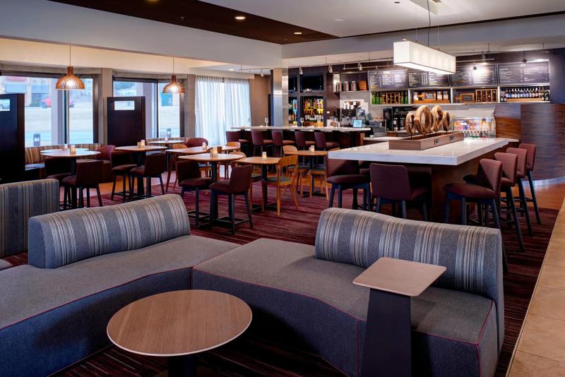 SEL_KansasCityAirportTiffanySprings_Dining_TheCommons_SeatingArea - 541EB77F-8191-40EA-9EE64B25D79E6907