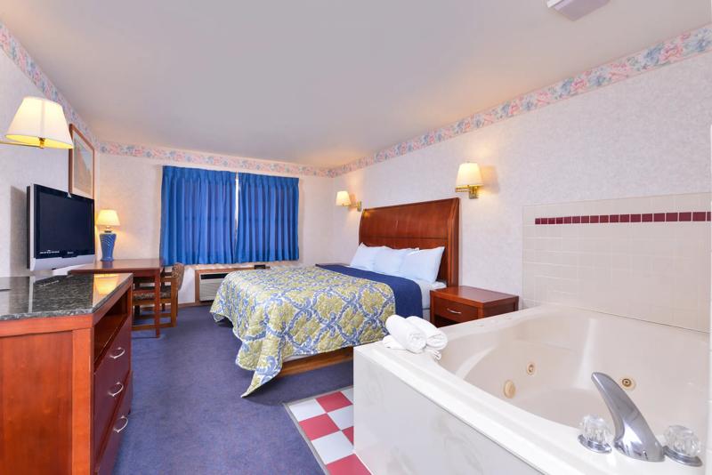 ABVI_DecaturIN_GuestRooms_King with Jacuzzi_Room - 54504E87-0E0D-4AFB-BF3272DB761C13CE