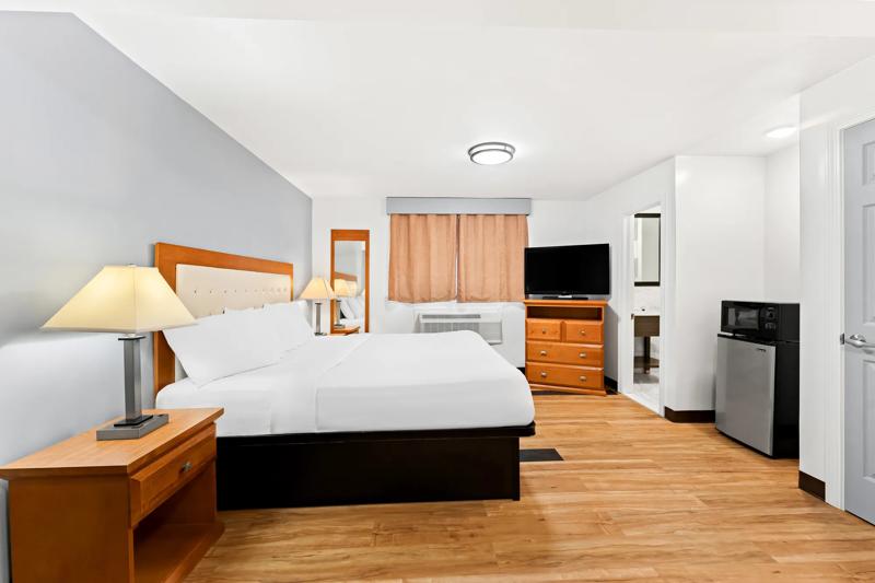 ABVI_StoningtonMysticCT_GuestRooms_King Suite_Room Amenities - 548F5B24-D3CB-4165-AC1DEFA5E0BB88C6