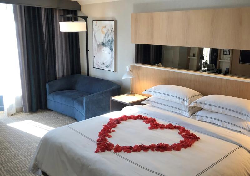 TRS_TorontoYorkville_GuestRooms_Romance Package - 54C3DECF-F4C1-4C24-B6039FB6900B504A