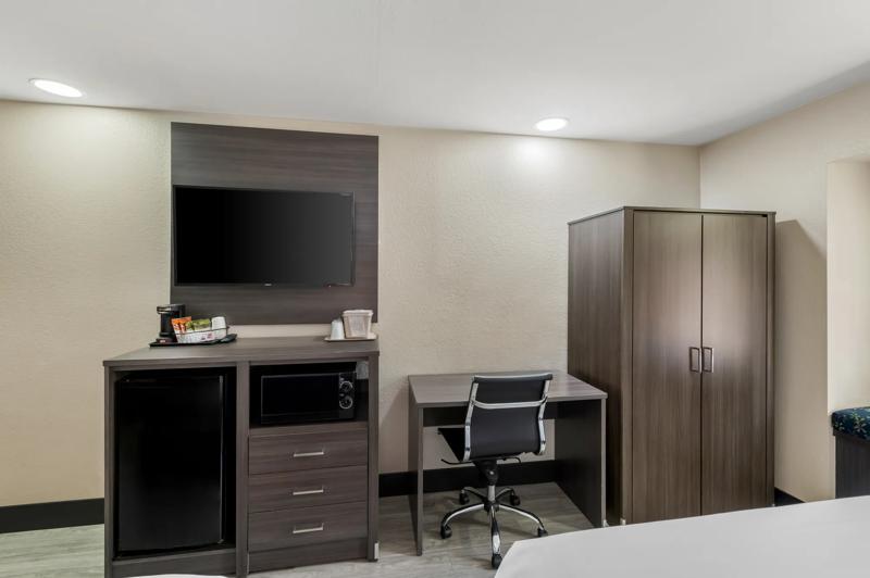 SEH_Longview_TX6683_Guestroom_10