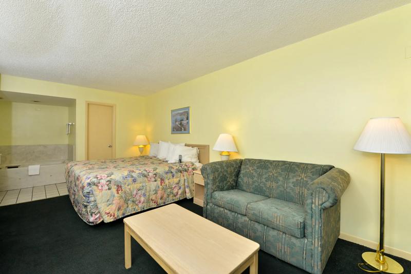 ABVI_SatelliteBeachMelbourneFL_GuestRooms_Room with Tub_Room - 556AE54F-2E42-4502-B5CDDE475CC2955C