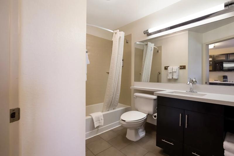 SIM_StLouisEarthCity_GuestRooms_Studio Suite_Bathroom - 559EF7BE-1062-4317-9F04E5599290E10F