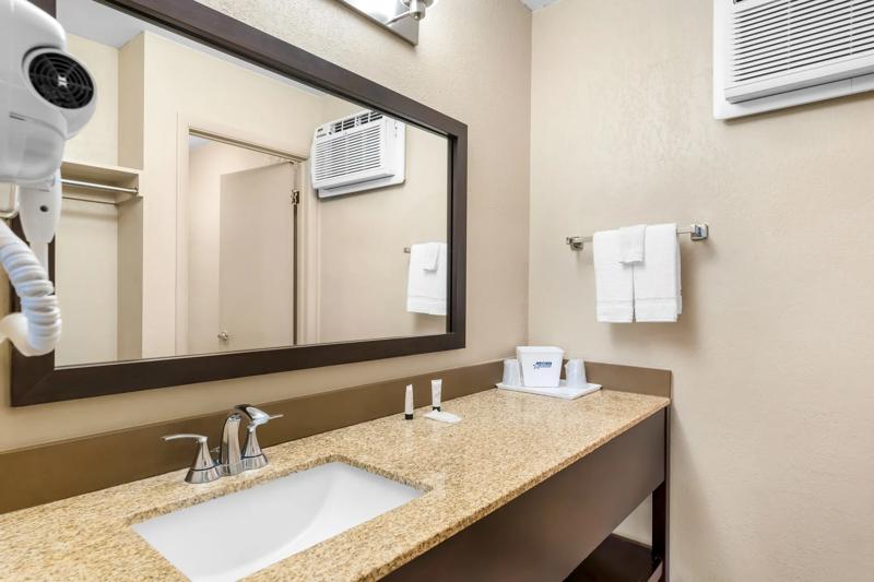 ABVI-Yakima_WA2595_-Two-Doubles-bathroom-4 - 55CBBB47-5944-4F70-BAD1E342FA7004AA