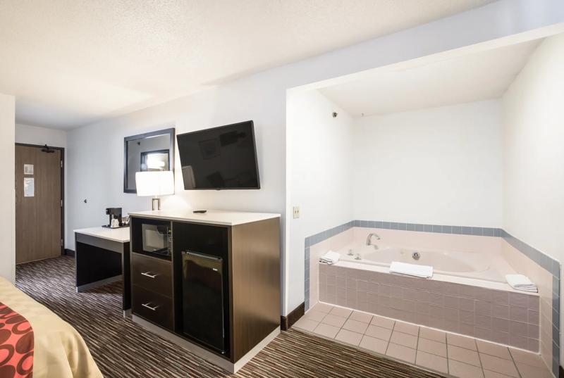 ABVI_CharlotteMI_GuestRooms_Queen with Jacuzzi_Room Amenities - 563482EA-9A21-47E5-9F1F71E2A7FF25F1