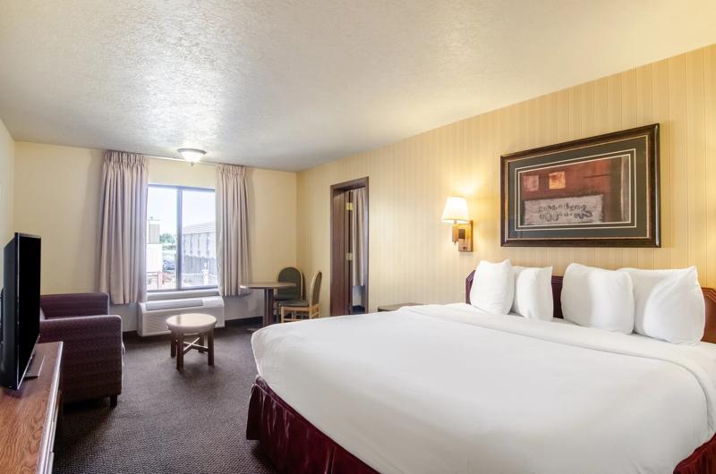 ABVI_FtCollinsECO_GuestRooms_King with Jetted Tub_Bed - 56EEDBA0-58E9-4A66-BA282C2FBE773C63