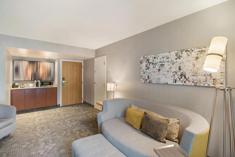 SEL_HuntingtonBeach_GuestRoom_OneBedroomSuite_Queen_LivingRoom_AmenityTable - 5721C82B-B782-464C-A582F5FB8FA7B729