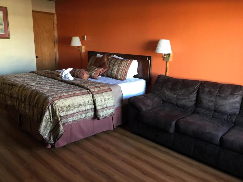 ABVI_MaconSunsetDrMO_GuestRooms_King Suite_Room - 573EFDF3-5342-4B8B-B420D000240CC271