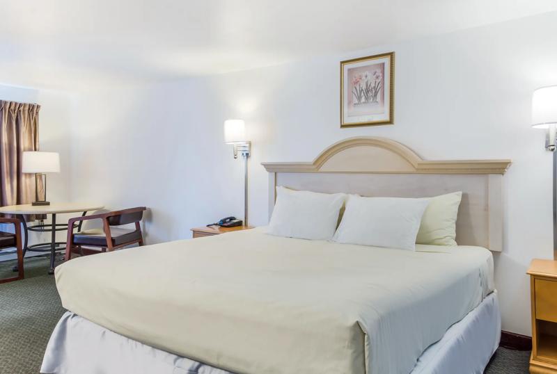 ABVI_HyannisCapeCodMA_GuestRooms_Grand King Type B_Room - 57BCB256-E7D9-4C21-92E1ABEB4B456C01