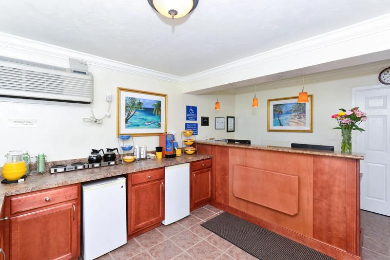ABVI_BradentonSarasotaFL_Lobby_Front Desk - 57BD7538-E383-4635-973B1FDB47675A0C