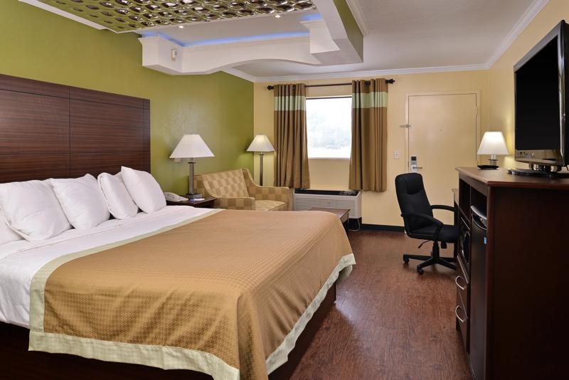 ABVI_WinonaMS_GuestRooms_King with Jacuzzi_Room - 57EEFEA3-5AFF-4D8C-95F079B61CD2D02C