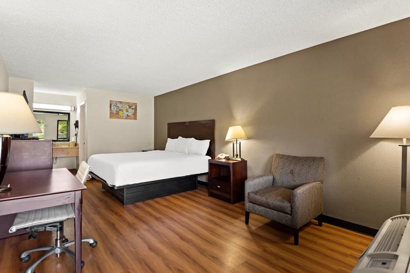 ABVI_LaurelMD_GuestRooms_King Suite_Seating - 585EBBEA-F425-4C32-B57CC93771A36249