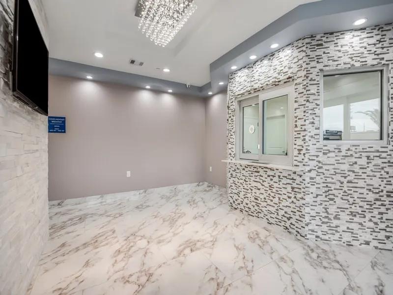ABVI_HoustonHwy6TX_Lobby_Front Desk - 589E4654-8214-4A2B-BB5DE711A31967E7