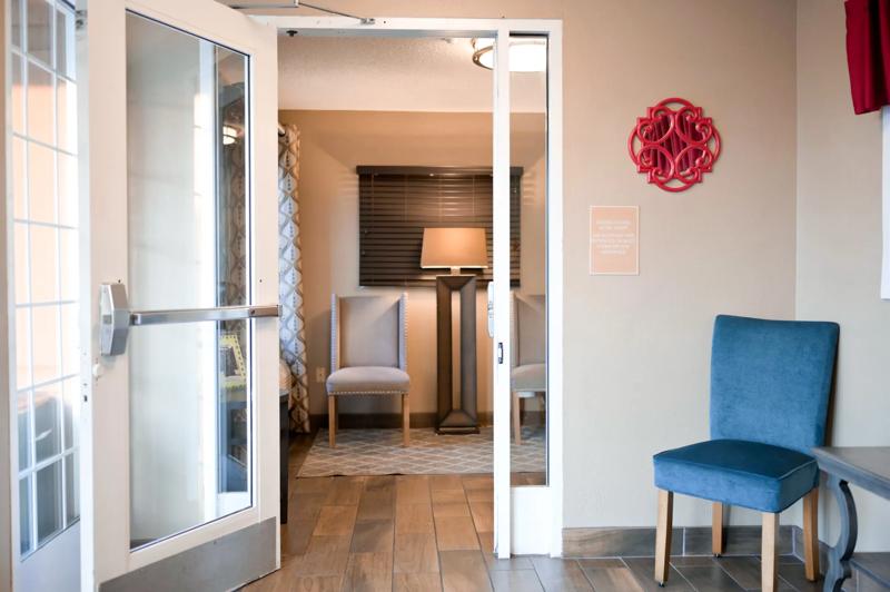 SIM_Clearwater_Lobby_Enterance - 58C0E26D-0135-4737-AD78113B91702BF5