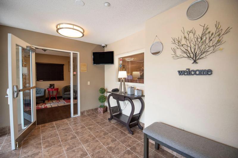 SIM_ChicagoNaperville_Lobby_Enterance - 58D72A6C-023E-43E2-A35C9ECB6894EC20