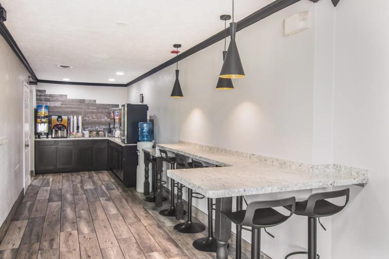 ABVI_AllianceOH_Dining_Breakfast Area_Seating - 58D9FFA4-23AA-43E9-BABA0490A6D34686