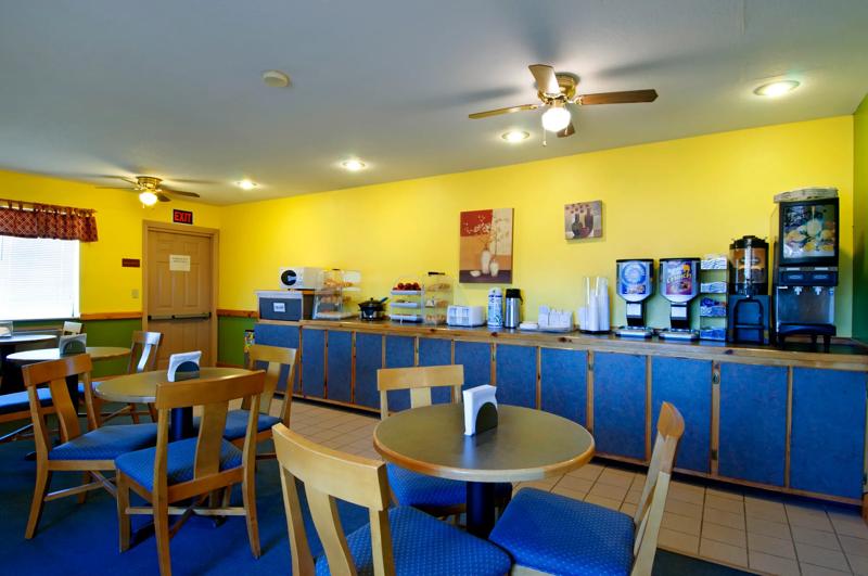 ABVI_GardenCityKS_Dining_Breakfast Area_Buffet - 592009DB-FF28-4A92-94F2704564E3A446