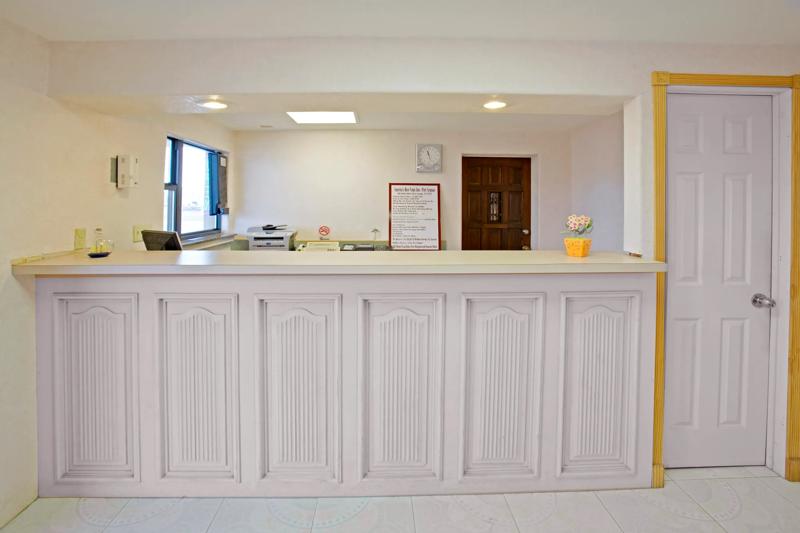 ABVI_PortAransas_TX1043_FrontDesk - 59257922-4FBF-4628-A8B404E69661E116