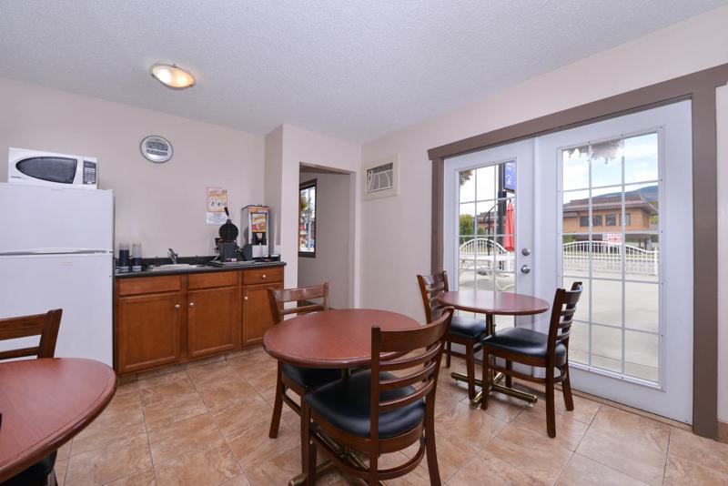 CBVIS_Vernon_BC0025_BreakfastArea3 - 593694C6-7D2D-4A76-87B0054684C9BDE6