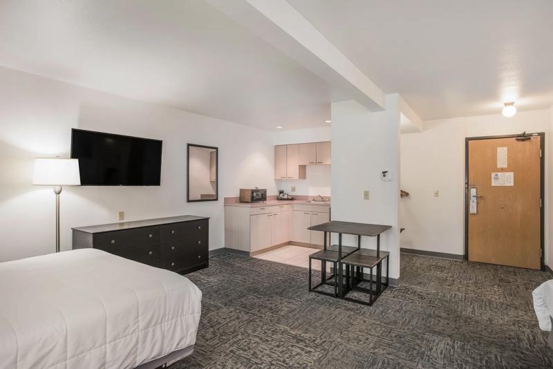 ABVI_BirchRunMI_GuestRooms_Two Queens Suite_Room Amenities - 59394F57-33A7-461D-A12CDCF49E525E9F