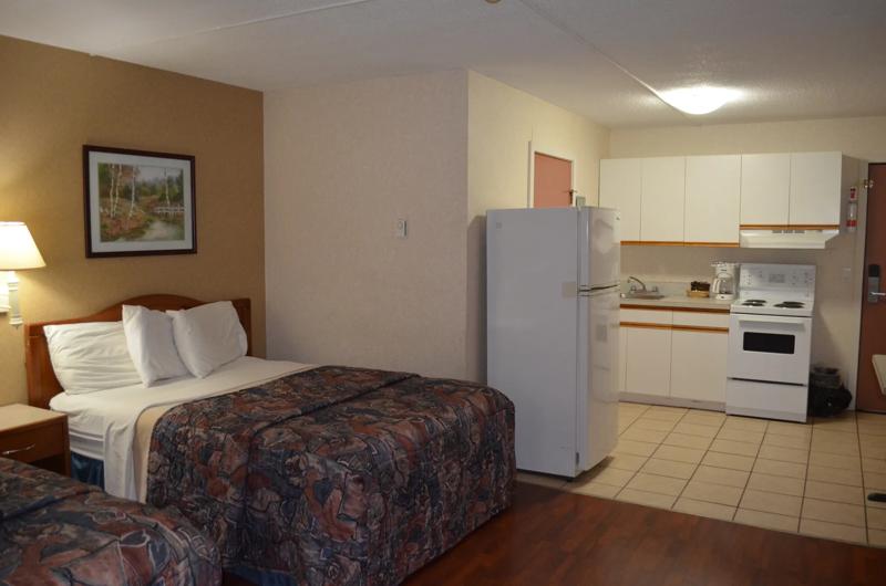 CBVIS_Castlegar_BC0024_TwoQueenAccessKitchen - 597CF85B-DCBF-4EFF-8831EF44023FFCD3
