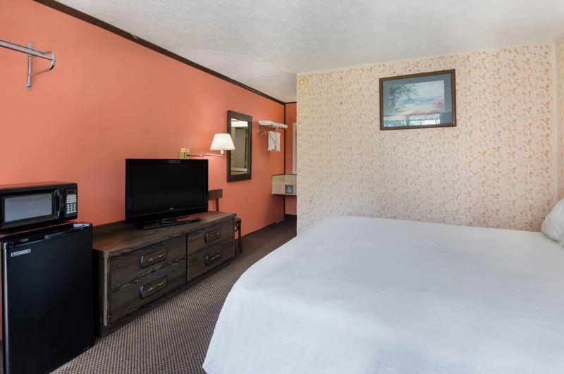 ABVI_WythevilleVA_GuestRooms_King_Room Amenities - 598E9B7B-310D-4DEF-A194A0AB14F45CC2