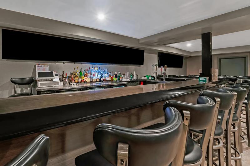 ABVI_FoxboroMA_Dining_Restaurant_Bar - 59E96D6B-AF3C-4A53-86DF8C4738614B4C