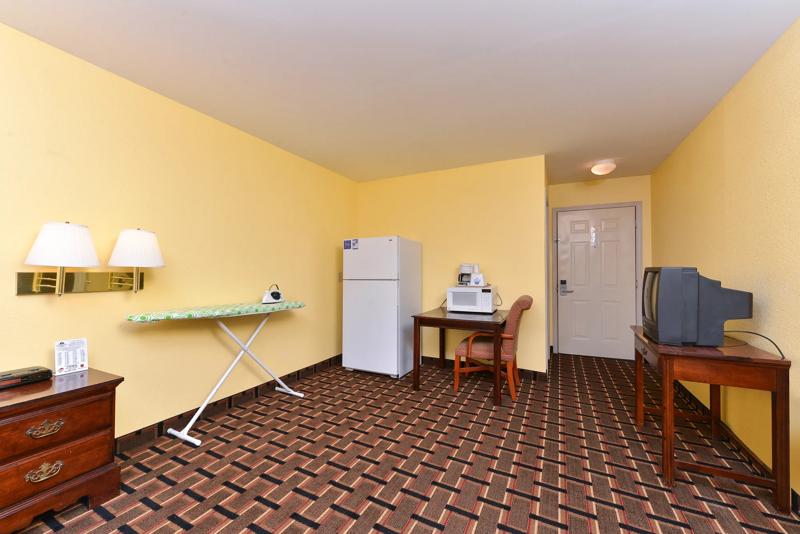 ABVI_AlbemarleNC_GuestRooms_King Suite_Entry Side - 5A50B1BF-F018-436F-8A11FAC4901B1416