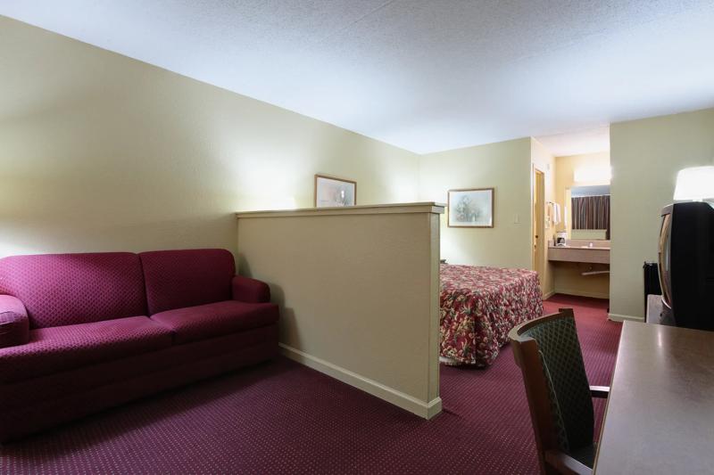 ABVI_GreenvilleMS_GuestRooms_King Suite_Seating - 5A8AAF70-6221-4AA6-89D75987C1772A93