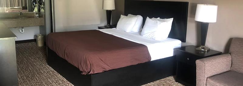 ABVI_BrinkleyAR_GuestRooms_King_Bed - 5B4FD0F6-3E51-4F62-9F43FFBF7C05BD26