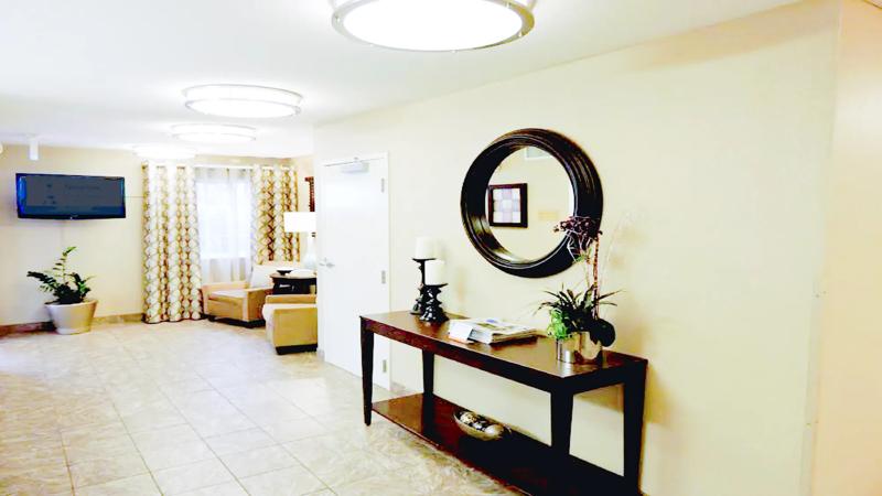 SIM_ChicagoWaukegan_Lobby_Enterance - 5BF47081-490F-433F-8D6AADC476CF885D
