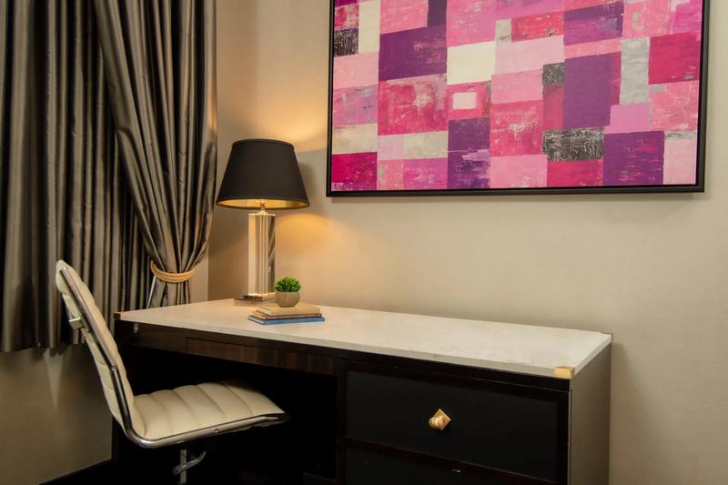 TRS_AllegroChicago_GuestRoom_Deluxe_King_Desk - 5C06D718-450D-4F82-8107CB2D5CCC93DF