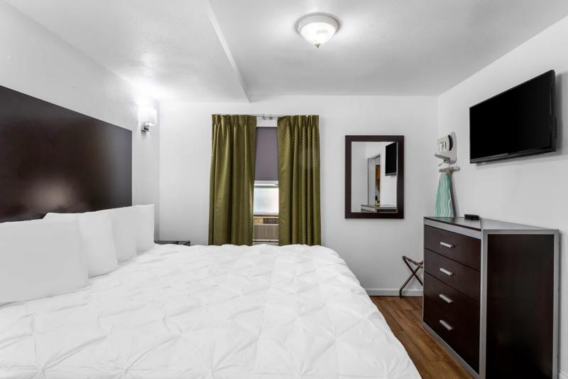 ABVI_JonesvilleHillsdaleMI_GuestRooms_King Suite_Window Side - 5D7B6E14-4837-45A2-9BC33886751EE8A5
