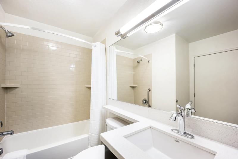 SIM_DenverWestFederalCenter_GuestRooms_Standard Bathroom_Zoomed - 5D9F9A8D-1511-4110-A9EC65A5226526B8