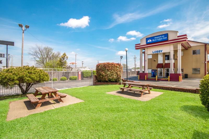 ABVI_TulsaI44OK_Exterior_Picnic Area - 5E7E84BD-D0C3-4835-BE0336BE7C11D6F6