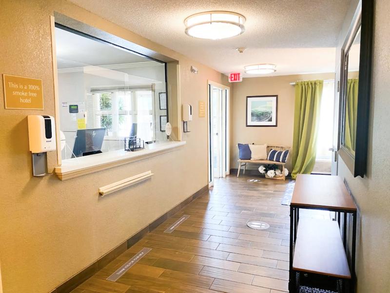 SIM_Jacksonville_Lobby_Front Desk - 5EC707FB-7B5F-4238-8C37FD8C0919C2E1