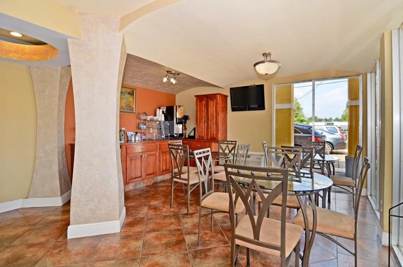 ABVI_AlexandriaLA_Dining_Breakfast Area - 5F048235-5381-4E99-8CEF4EFDAD0FA4DE