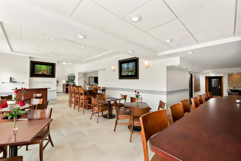 SEH_AtlanticCityWest_Dining_Small Table Seating - 5F247EE5-D827-4608-8AF77C193118E267