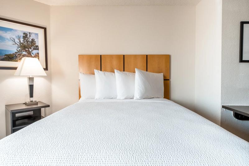 SIM_DallasRichardson_GuestRooms_Two Queens_Bed Details - 5F6DA94E-4434-4B19-A1AE5ED1A6248440