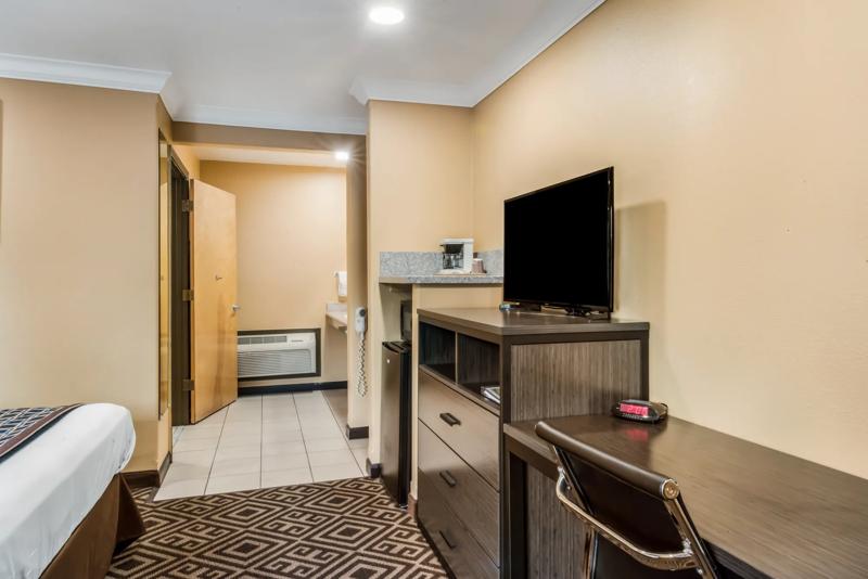 ABVI_UkiahCA_GuestRooms_ADA Suite_Room Amenities - 5FB53406-5C19-4DD3-8446196AA7E3168F
